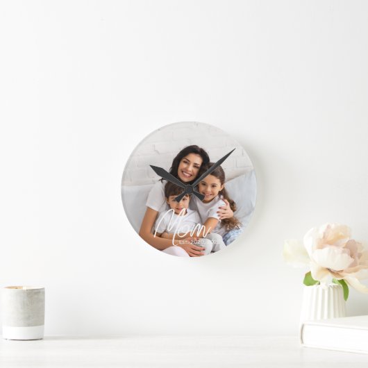 Mom Established Modern White Script Photo  ラウンド壁時計 (ホーム)