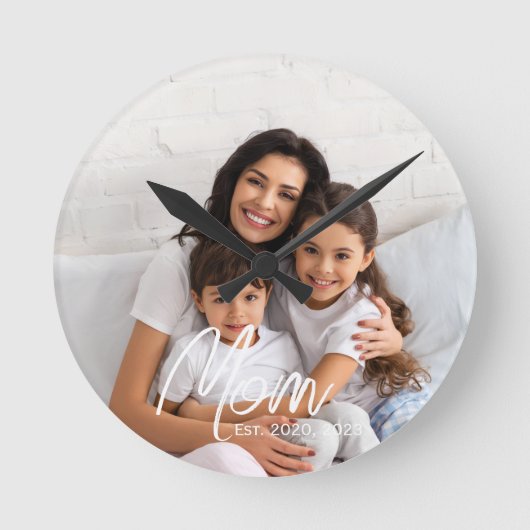 Mom Established Modern White Script Photo  ラウンド壁時計 (正面)