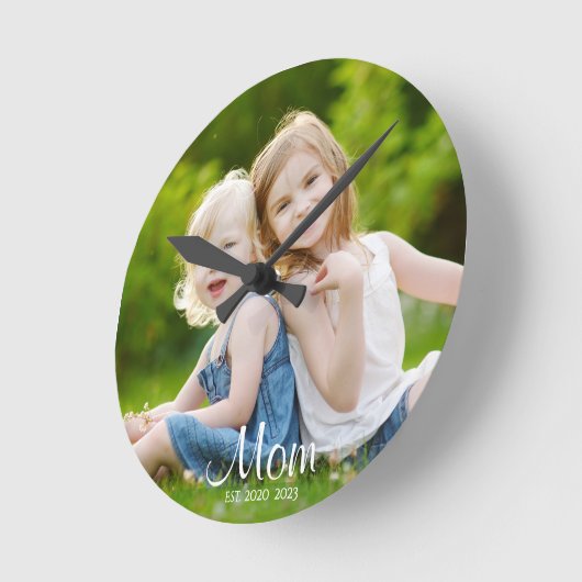 Mom Established Modern White Script Photo ラウンド壁時計 (傾斜)