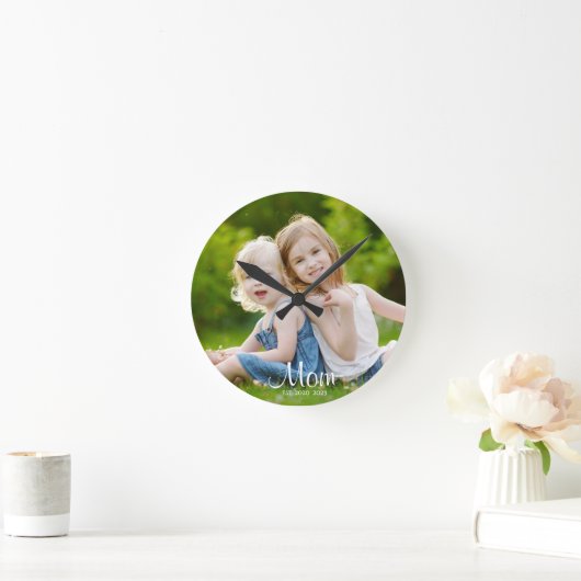 Mom Established Modern White Script Photo ラウンド壁時計 (ホーム)