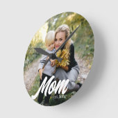 Mom Established Modern White Script Photo ラウンド壁時計 (傾斜)