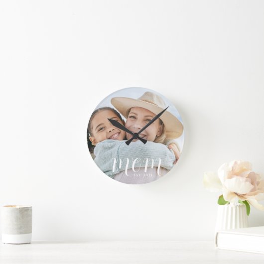 Mom Established Modern White Script Photo ラウンド壁時計 (ホーム)