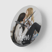 Mom Established Modern White Script Photo ラウンド壁時計 (傾斜)