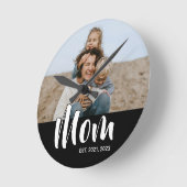 Mom Established Modern White Script Photo ラウンド壁時計 (傾斜)