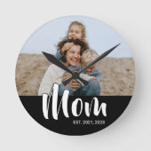 Mom Established Modern White Script Photo ラウンド壁時計 (正面)