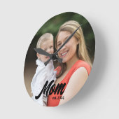 Mom Established Modern White Script Photo ラウンド壁時計 (傾斜)