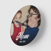 Mom Established Modern White Script Photo ラウンド壁時計 (傾斜)