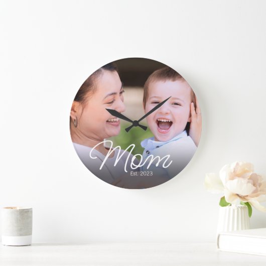 Mom Established Modern White Script Photo ラージ壁時計 (ホーム)