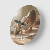 Mom Established Modern White Script Photo Clock ラウンド壁時計 (傾斜)