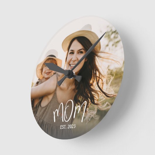 Mom Established Modern White Script Photo Round Cl ラウンド壁時計 (傾斜)