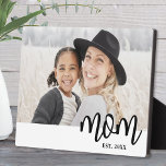 Mom Established Mother's Day Gift Photo フォトプラーク<br><div class="desc">Simple Mom Personalized Standing Photo Plaque. Celebrate motherhood with this minimalist design featuring the word “mom” in lowercase serif font for a warm and playful look. A white band runs along the bottom, where the text overlaps between the white and the photo for a clean, modern touch. You can add...</div>