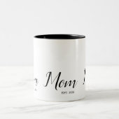 Mom Established New Mom Gift  ツートーンマグカップ (中央)