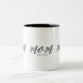 Mom Established New Mom Gift ツートーンマグカップ (中央)