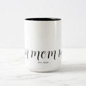 Mom Established New Mom Gift ツートーンマグカップ (中央)