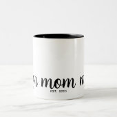 Mom Established New Mom Gift ツートーンマグカップ (中央)