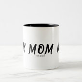 Mom Established New Mom Gift ツートーンマグカップ (中央)