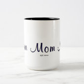 Mom Established New Mom Gift  ツートーンマグカップ (中央)