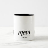 Mom Established New Mom Gift ツートーンマグカップ (中央)