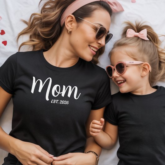 Mom Established New Mother Gift Tシャツ