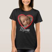 Mom Established Script 赤いハート 写真 ブラック Tシャツ (正面)