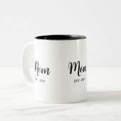Mom Established Script Text Mom Gift ツートーンマグカップ (正面左)
