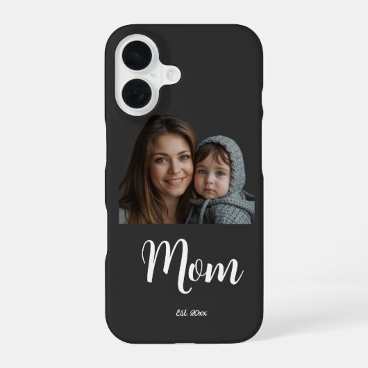 Mom Established Year ブラック モダン スクリプト iPhone 16ケース (裏面)