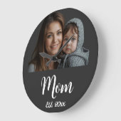 Mom Established Year White Modern Script  ラージ壁時計 (傾斜)