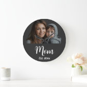 Mom Established Year White Modern Script  ラージ壁時計 (ホーム)