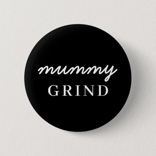 Mom Hustle | Modern Script Stylish Mom Life Design 缶バッジ (正面)