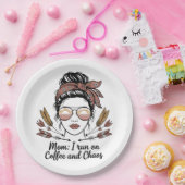 Mom I Run On Coffee And Chaos ペーパープレート (パーティー)