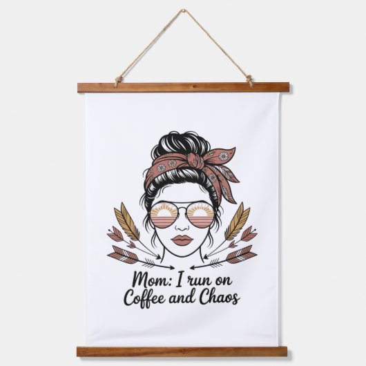 Mom I Run On Coffee And Chaos 吊り下げ型タペストリー (正面)
