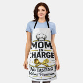 Mom In Charge Funny Kitchen Boss Gift   エプロン (着用した状態)