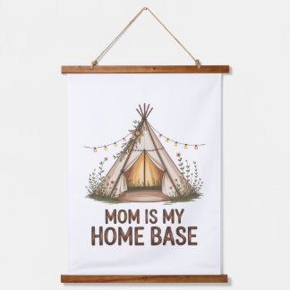 Mom Is My Home Base 吊り下げ型タペストリー