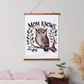 Mom Knows﻿ 吊り下げ型タペストリー (寝室)