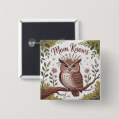 Mom Knows 缶バッジ (正面&裏面)