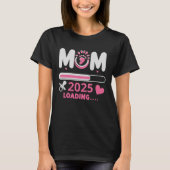 Mom Loading 2025  – Cute Pregnancy Announcement Tシャツ (正面)