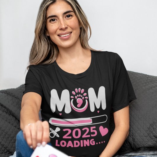 Mom Loading 2025  – Cute Pregnancy Announcement Tシャツ