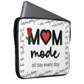 Mom Mode All Day Every Day Laptop Bag ラップトップスリーブ (正面右)