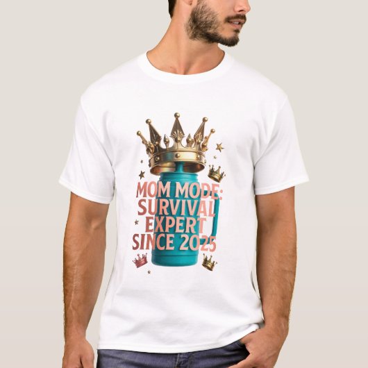 Mom Mode Survival Expert Tee | Since 2025 Funny Mo Tシャツ (正面)