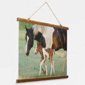 Mom & Newborn Paint Filly 吊り下げ型タペストリー (傾斜あり)