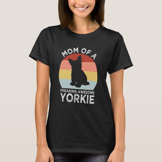 Mom of a Freaking Awesome Yorkie Yorkshire Terrier Tシャツ (正面)