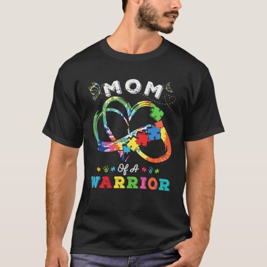 Mom Of A Warrior Autism Awareness Love Puzzle Tie  Tシャツ (正面)