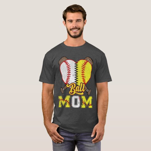 Mom of Both Ball Mom Half Softball Half Baseball v Tシャツ (正面フル)
