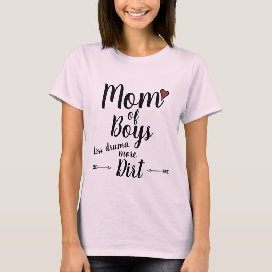 MOM OF BOYS LESS DRAMA MORE DIRT T-SHIRT Tシャツ (正面)