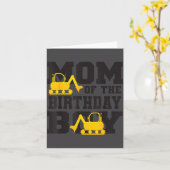Mom Of The Birthday Boy Funny Excavator Truck B-da カード (黄色い花)
