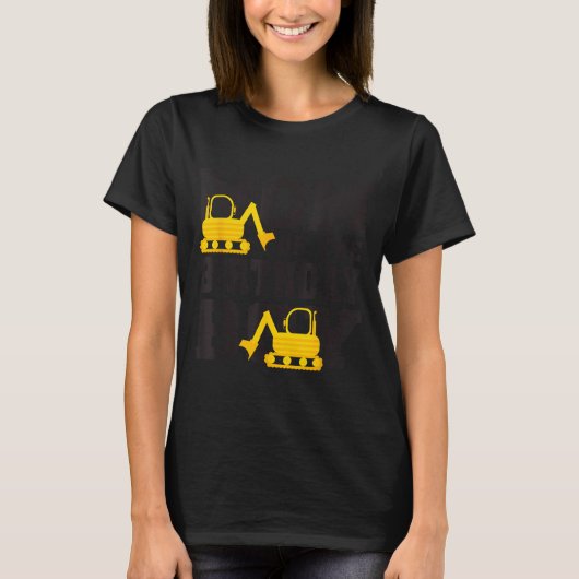 Mom Of The Birthday Boy Funny Excavator Truck B-da Tシャツ (正面)