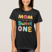 Mom Of The Sweet One Donutをテーマにした最初の誕生日M Tシャツ (正面)