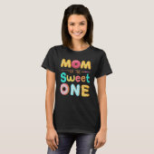 Mom Of The Sweet One Donutをテーマにした最初の誕生日M Tシャツ (正面フル)
