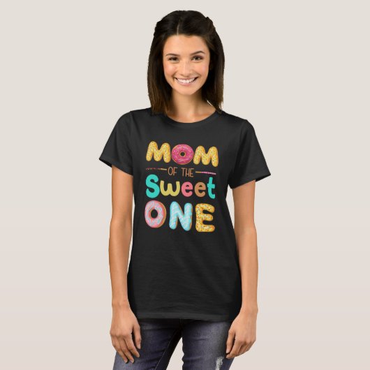 Mom Of The Sweet One Donutをテーマにした最初の誕生日M Tシャツ (正面フル)