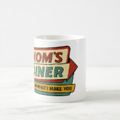 Mom’s Diner Retro Sign – 1950s Halftone Humor コーヒーマグカップ (中央)